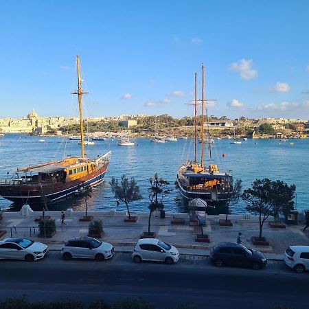 Spacious Seafront Apt Next To Sliema-Valeta Ferry Bagian luar foto